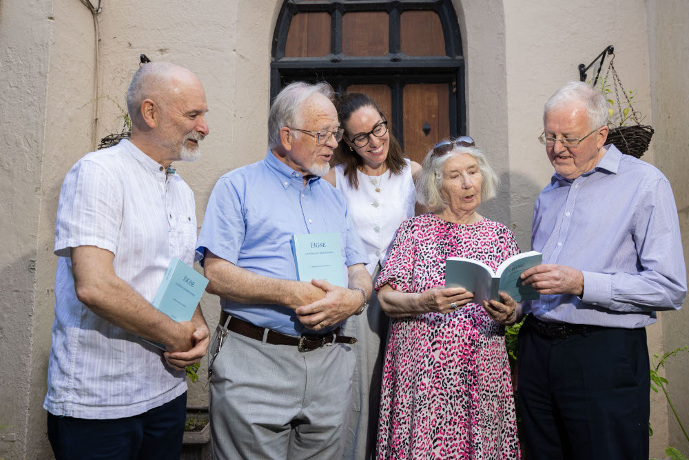 Tony Hickey, Nollaig Ó Muraíle, Máire Mac An Bhaird, Máire Nic Mhaoláin, and Liam Mac Mathúna